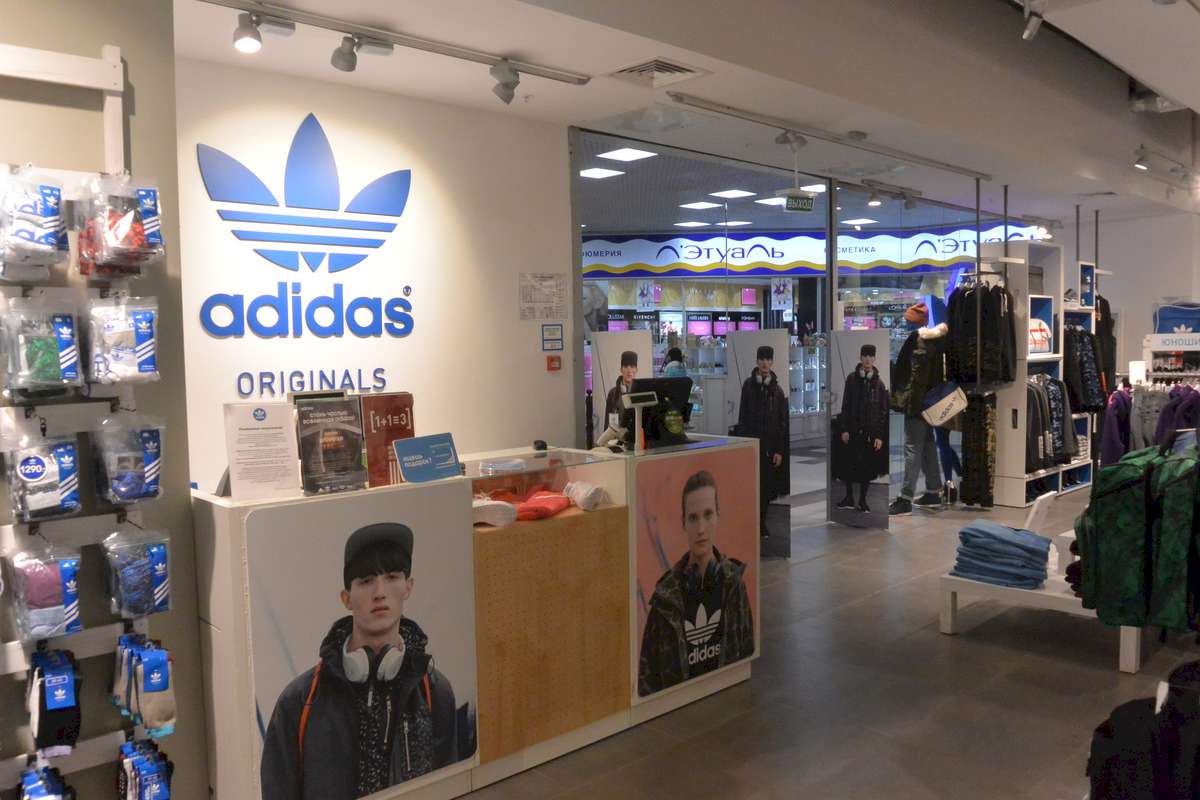 Строительные и отделочные работы в магазине спортивной одежды Adidas Originals0